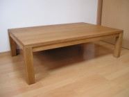 木材の良さが引立つ、シンプルデザインのテーブル