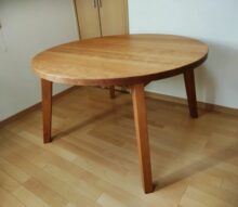 チェリー材の丸型ダイニングテーブル